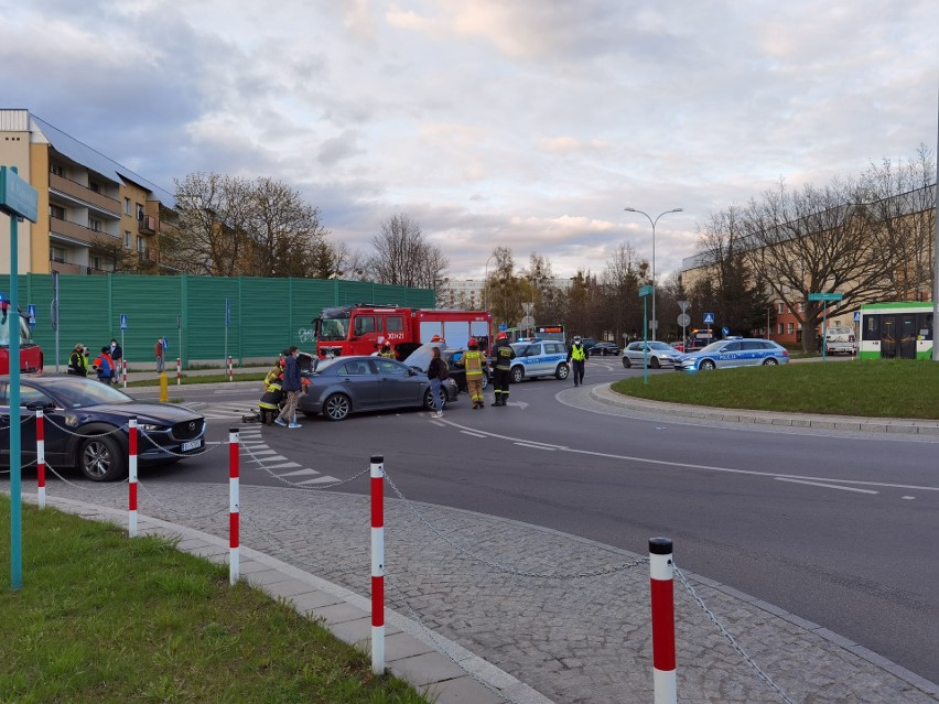 Kolizja na skrzyżowaniu Sitarskiej i Radzymińskiej w...