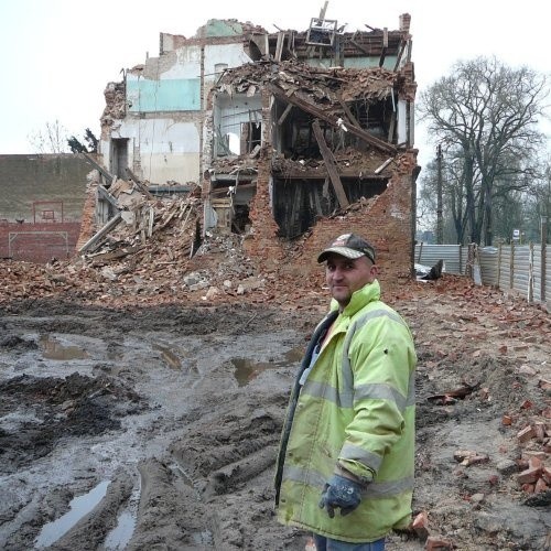 - Nasza firma zajmuje się rozbiórkami i wyburzeniami - mówi Marcin Kuśmierek z lubuskiego przedsiębiorstwa "Gigant". - To bardzo niebezpieczna robota, ale my robimy "profesjonalkę".