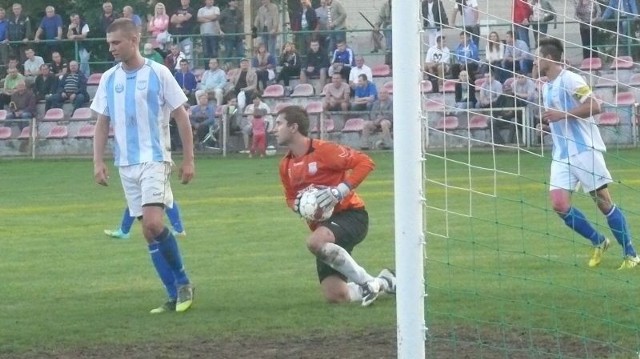 Bramkarz Kamiennej, Cezary Duda miał w drugiej połowie meczu w Kunowie sporo pracy, ale spisywał się bez zarzutu.