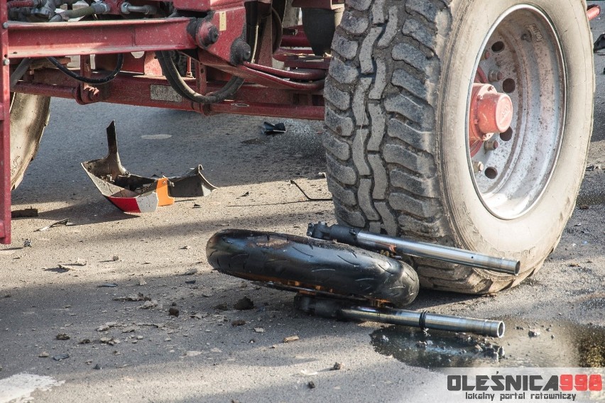 Tragiczny wypadek. Motocykl zderzył się z ciągnikiem, 33-latek zmarł w szpitalu 