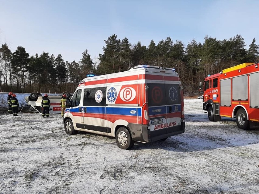 Wypadek w Majdanie gm. Baranowo. Samochód wypadł z drogi, dachował. 9.03.2021