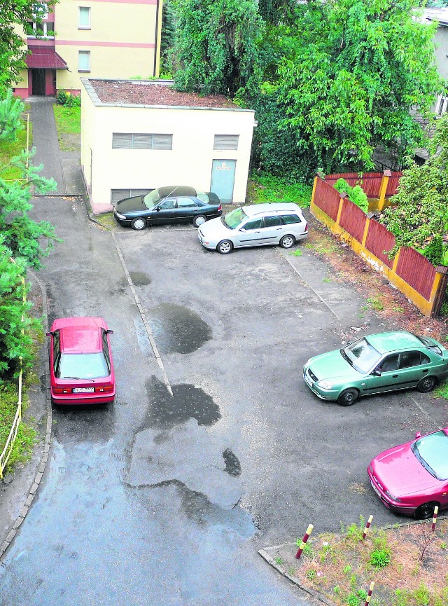 Na tym terenie powinien być zieleniec, a zamiast tego jest parking