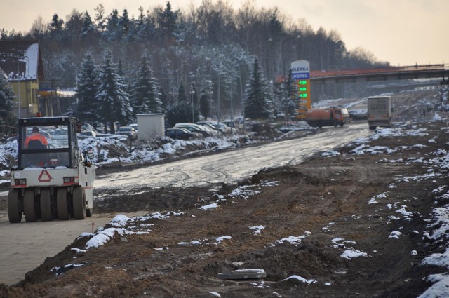 Opady śniegu, które miały miejsce na początku tego tygodnia opóźniły roboty na budowie trasy S-7 z rogatek Radomia do granicy Mazowsza i województwa świętokrzyskiego.