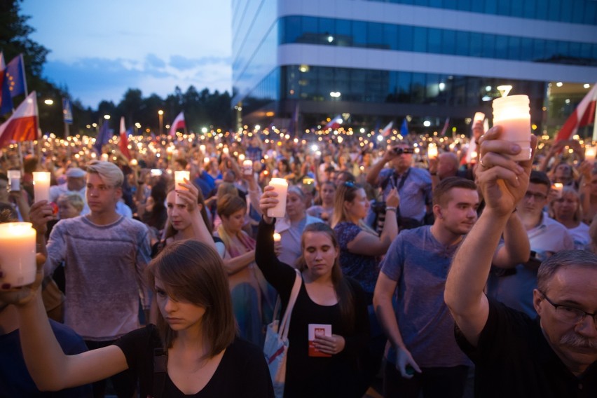 Punktualnie o godz. 21 protestujący zapalają „łańcuch...