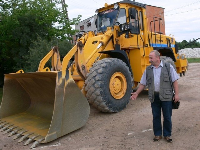 Lesław Sosiński pokazuje jedną z dwóch nowo zakupionych maszyn. Firma dobrze sobie radzi, ale ludzie boją się o pracę.