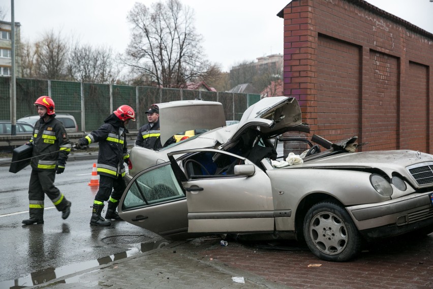 Koszmarny wypadek w Krakowie, kierowca zginął na miejscu