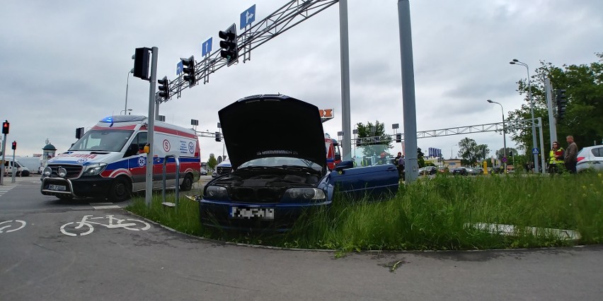 Wypadek na skrzyżowaniu Szarych Szeregów i Wernera w Radomiu. Zderzyły się opel i BMW. Były utrudnienia w ruchu