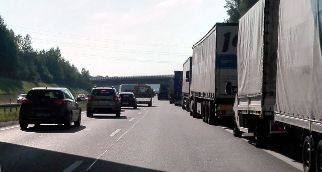 3 samochody osobowe zderzyły się na autostradzie A4. Zablokowany jest jeden pas ruchu. Zdjęcie ilustracyjne.