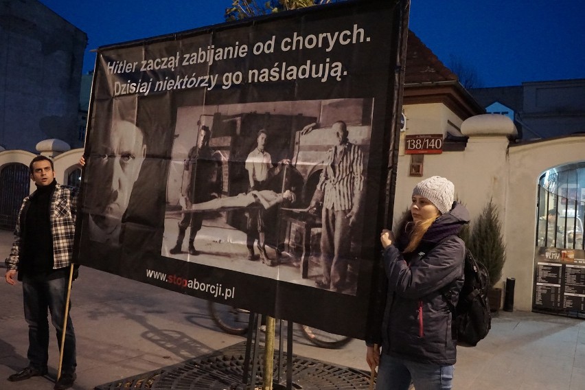 Pikieta antyaborcyjna na Piotrkowskiej. Transparent z Hitlerem i martwym płodem [ZDJĘCIA]