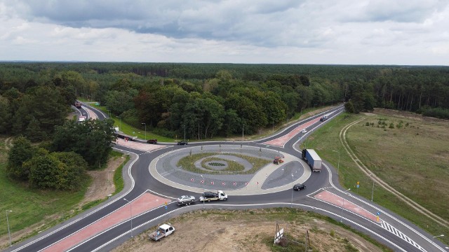 Nowe rondo na skrzyżowaniu dróg krajowych numer 22 i 24 w okolicach miejscowości Wałdowice jest już gotowe.
