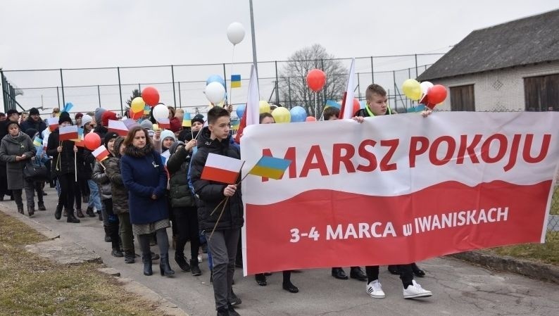 Marsz Pokoju w geście solidarności z Ukrainą przeszedł w Mydłowie w gminie Iwaniska
