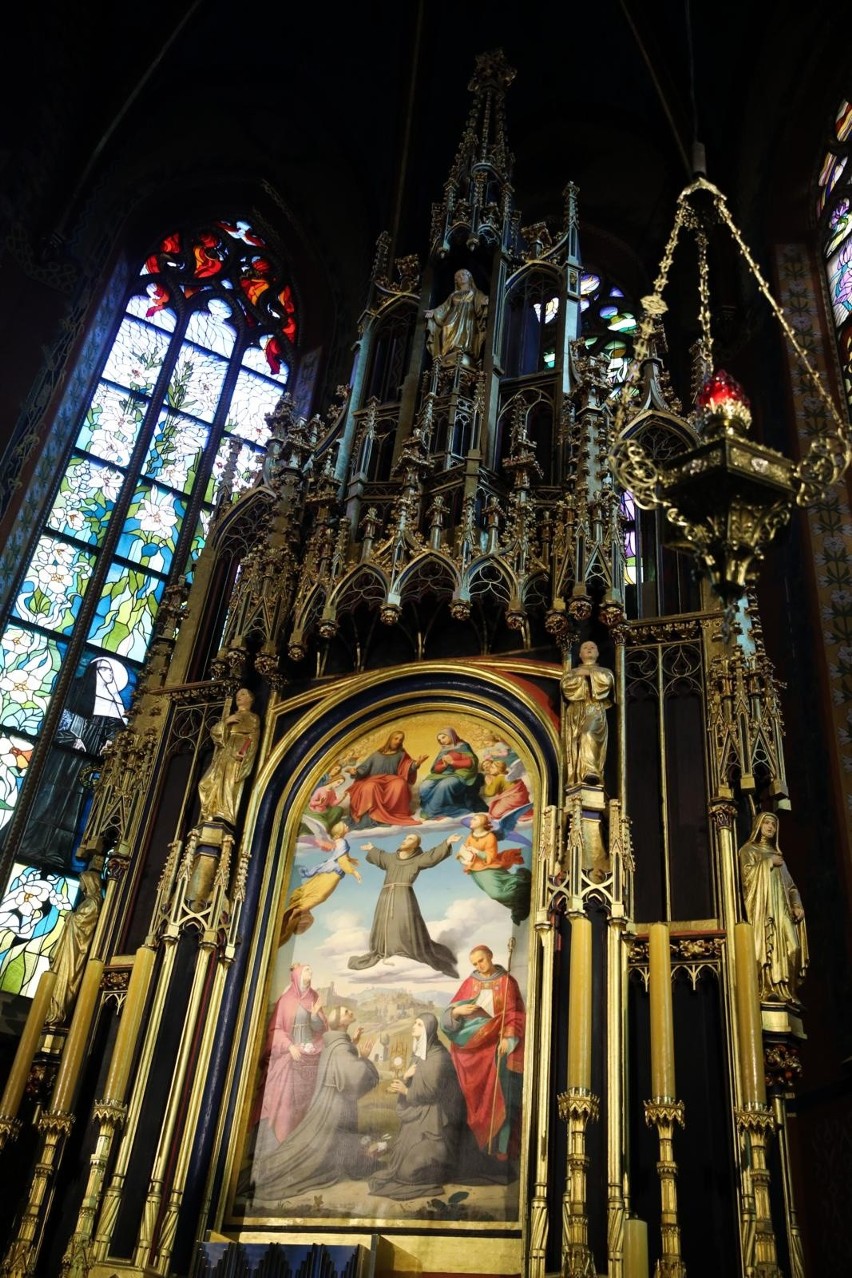 Wnętrze bazyliki franciszkanów po renowacji w 60 procentach