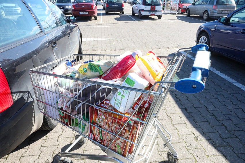 Sklepy wprowadzają specjalne zasady obsługi klientów....