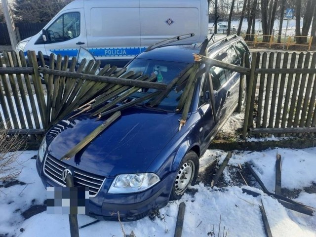 W gminie Łączna nietrzeźwy kierowca, uciekając przed policją, wypadł z drogi i uderzył w ogrodzenie posesji.