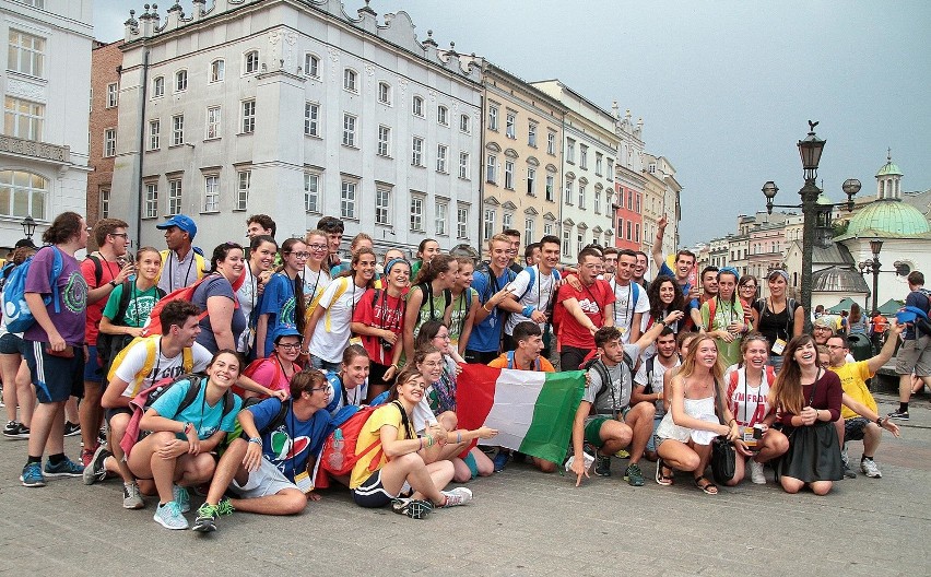 Kraków. Rynek opanowany przez pielgrzymów [ZDJĘCIA]