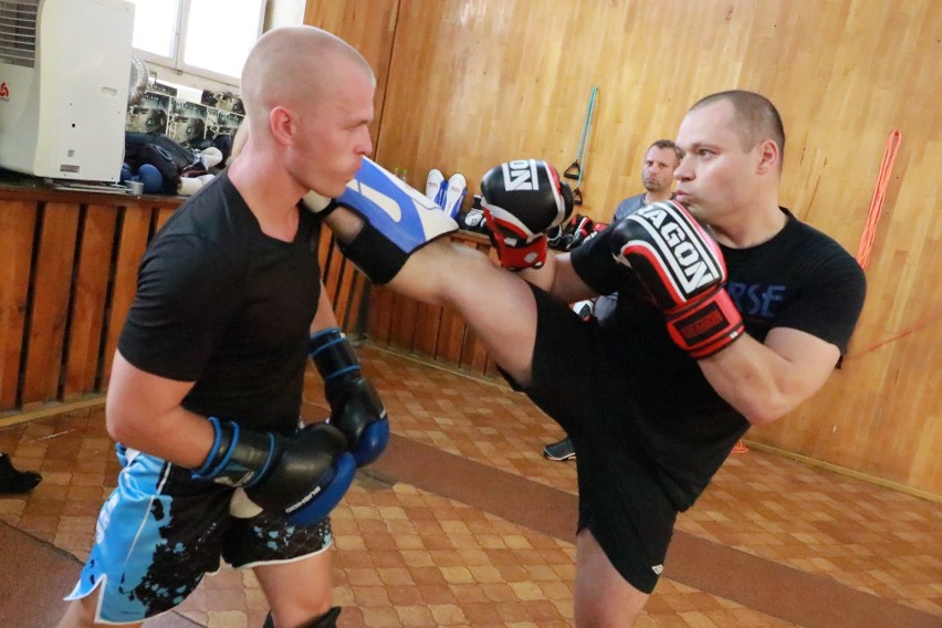 Kick boxing łączy elementu klasycznego boksu i karate.