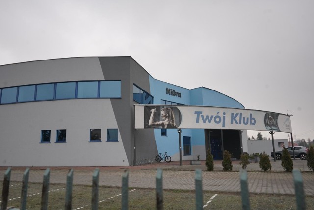 Obiekt Niku działa przy ul. Piątkowskiej w Poznaniu. Funkcjonuje tam m.in. klub fitness, do niedawna działała także kręgielnia prowadzona przez Monikę G. W tym roku, w związku z niepłaceniem czynszu, została eksmitowana.