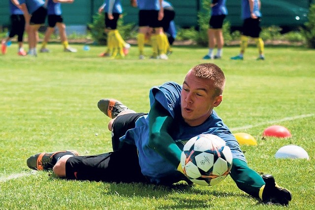 Zaczynał w Kołobrzegu, później była warszawska Legia, a obecnie tarnobrzeska Siarka. Mowa o bramkarzu  Oskarze Pogorzelcu.  