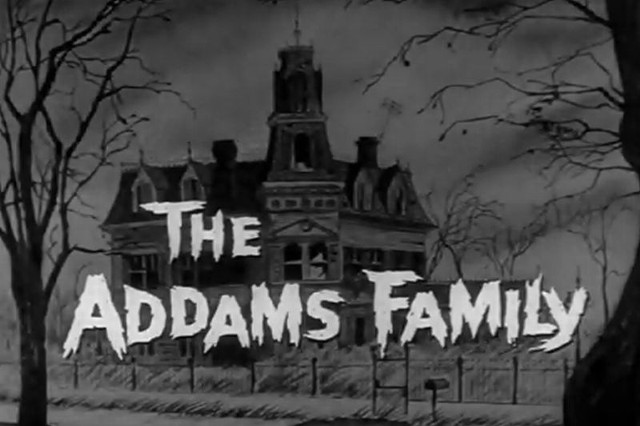Komiksy "The Addams Family" stworzył Charles Addams. Dziś skończyłby 100 lat. Google stworzyło specjalne logo z tej okazji.