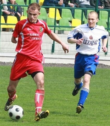 Piłkarze Siarki Tarnobrzeg (z piłką Przemysław Stąporski) trenowali w lany poniedziałek, dlatego w środę mieli wolne.