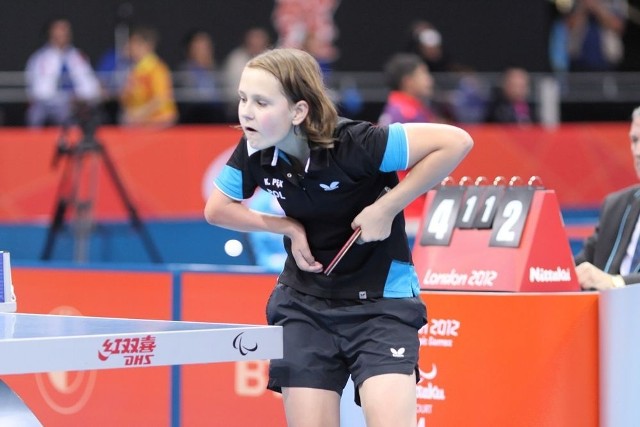 Karolina Pęk podczas  turnieju w Londynie. Podczas Paraolimpiady Karolina była jedną z najmłodszych uczestniczek turnieju tenis stołowego. 