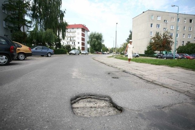 Takie dziury są przy ulicy Orląt Lwowskich w Radomiu.