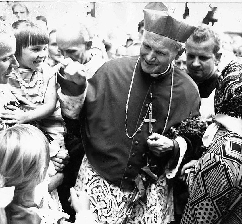 Kardynał Wojtyła, jeszcze w Polsce,  na spotkaniu w jednej z...