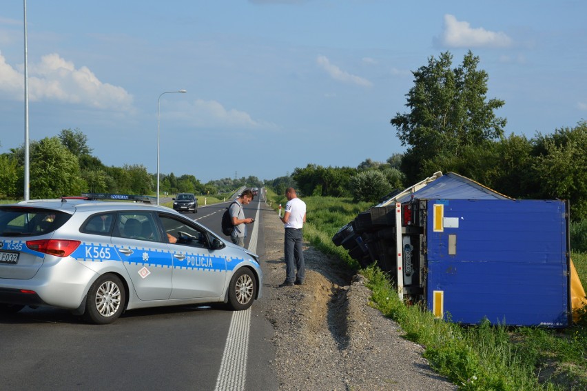 Pierwsza kraksa na nowej obwodnicy Stalowej Woli. TIR wjechał do rowu [ZDJĘCIA]