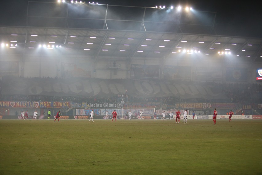 Derby Śląska przerwane, potem zakończone. Kibice Górnika...