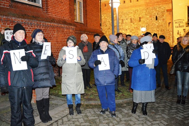 Bytowianie protestowali wczoraj pod sądem, sprzeciwiając się planowanym zmianom w polskim sądownictwie.