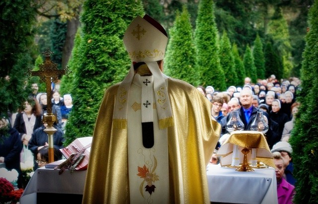 Dzień Wszystkich Świętych to święto, które obchodzimy 1 listopada. Jest to święto kościelne i dzień wolny od pracy. Z kolei 2 listopada to Zaduszki, Dzień Zaduszny lub inaczej Święto Zmarłych.