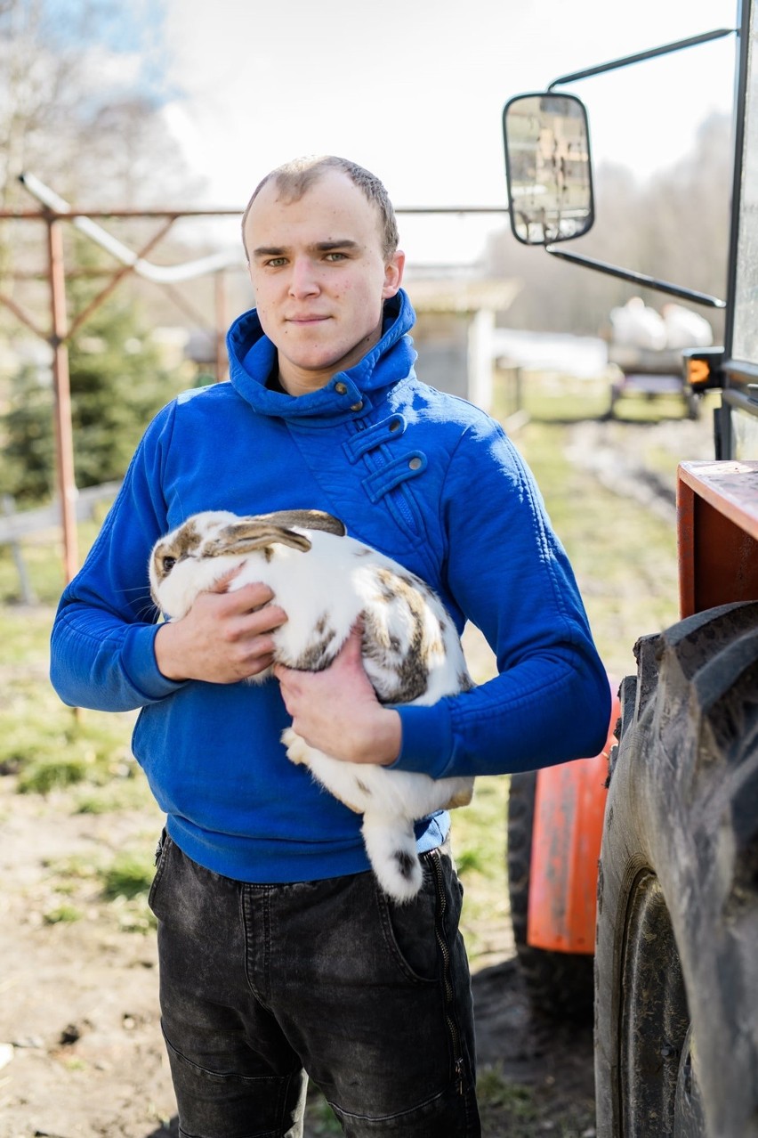 Kamil z woj. lubelskiego to rolnik, który szuka żony. Jest rodzinny i kocha pracę na roli. Zobacz [9.05]