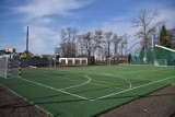 Wielofunkcyjne boisko sportowe z bieżnią lekkoatletyczną w Nowej Wsi oddane do użytku. Prezentują się pięknie. Zobaczcie zdjęcia 