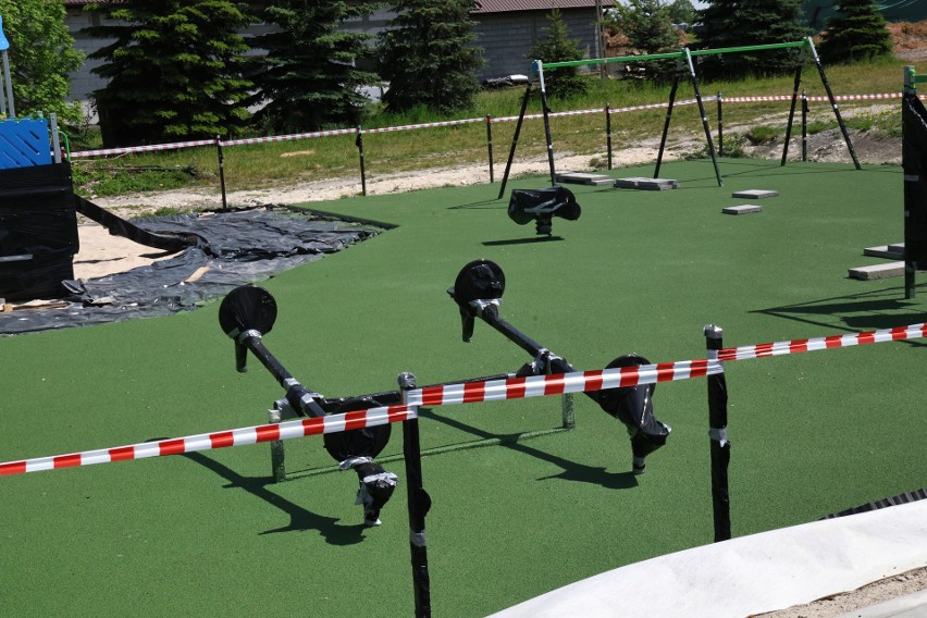 Nowoczesne boisko wielofunkcyjne i plac zabaw przy Szkole Podstawowej w Łysakowie Drugim prawie ukończone 