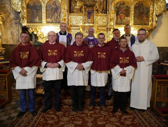 Członkowie Bractwa oraz inicjatorzy jego powstania i szydłowieccy księża po niedzielnym zaprzysiężeniu.