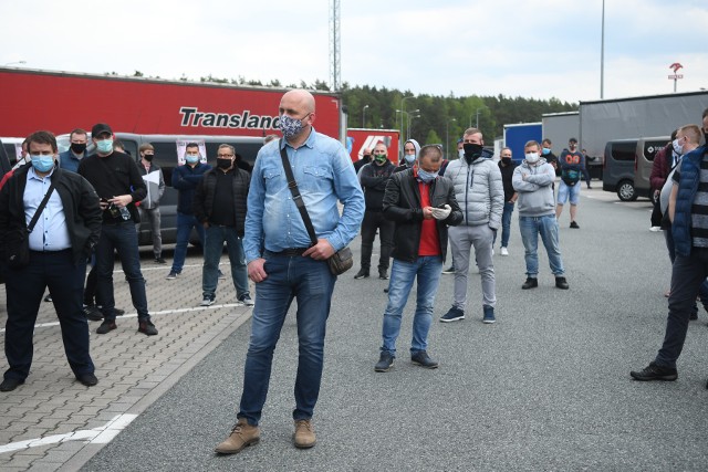 Przewoźnicy protestowali na autostradzie A2 przed granicą z Niemcami. Domagali się zmian w przepisach i zniesienia obowiązku kwarantanny.