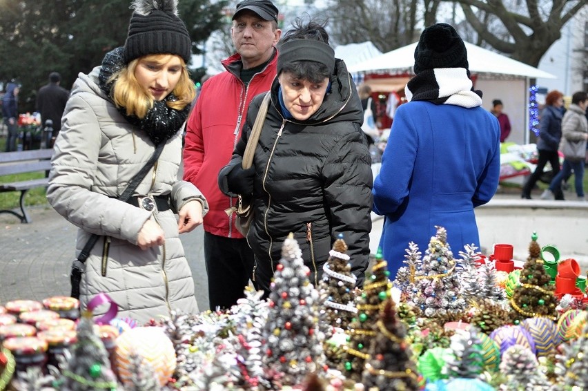 Kiermasz świąteczny w świeckim parku przy fontannie...