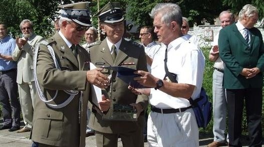 Lech Bolt (z prawej), od 50 lat komandor spływu, zasłużył na upominki i gratulacje