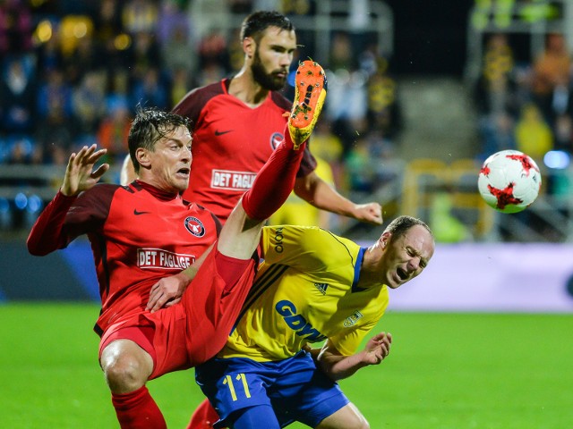 Awans do fazy grupowej Ligi Europy to dla polskich klubów wielki sukces. Na zdjęciu mecz Arki Gdynia z duńskim FC Midtjylland w III rundzie eliminacji LE w sezonie 2017/2018