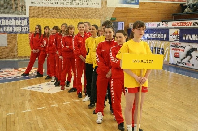 Drużyna KKS Kielce na uroczystym otwarciu mistrzostw Polski juniorek.