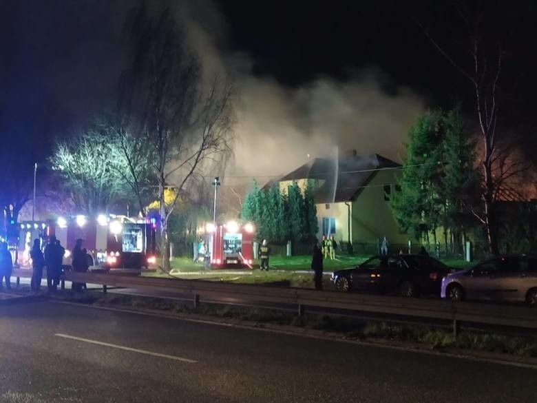 Nocna walka z pożarem w Warszowicach przy DK81. Doszczętnie...