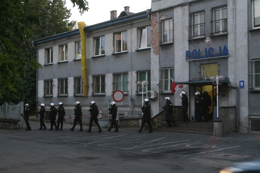 Czarne chmury nad Zawierciem. Mieszkańcy i policja wyszli na ulice