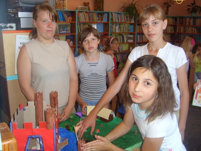 Uczestników zajęć zastaliśmy gdy budowali makietę zamku krzyżackiego w Radzyniu Chełmińskim