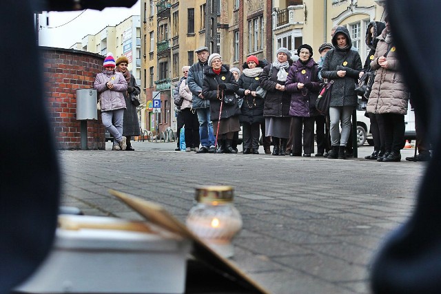 W sobotę przed wejściem do największej poznańskiej porodówki zgromadziło się kilkadziesiąt osób