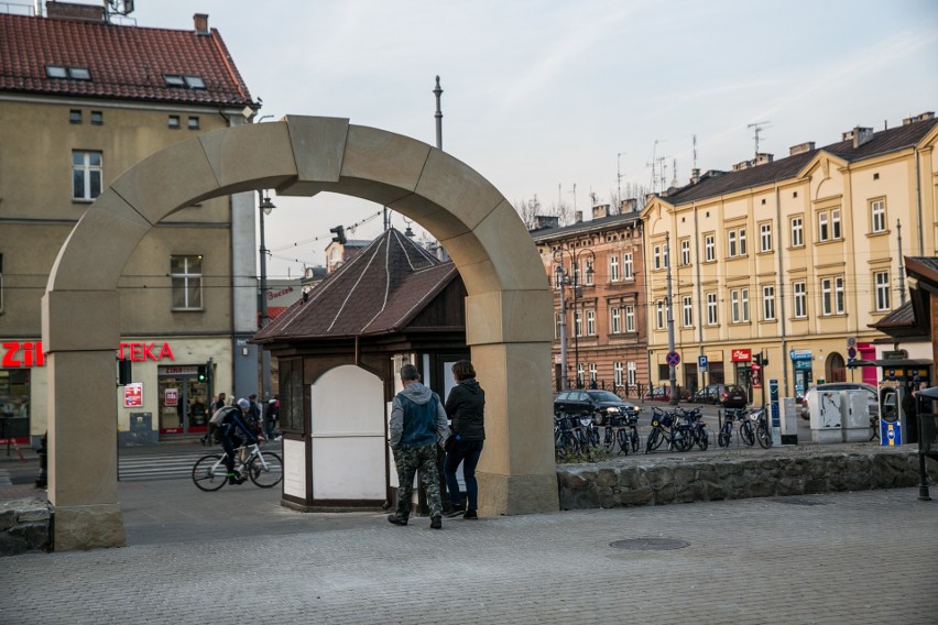 Plac Niepodległości. Kamienna brama kontra zieleń na pergoli