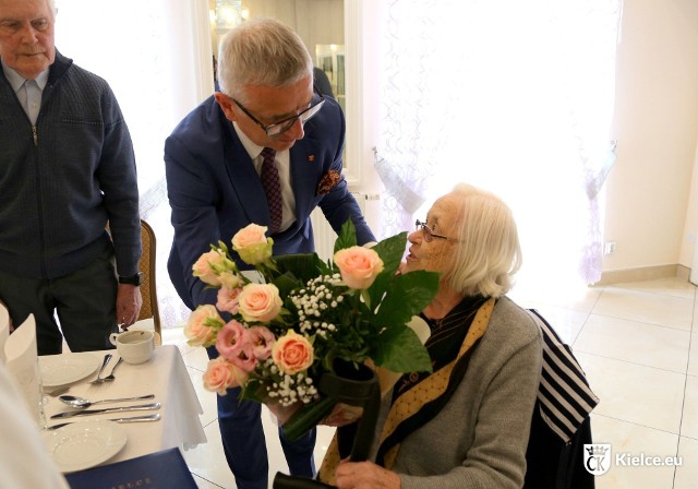 Regina Frąk z Kielc obchodziła 100 urodziny. Życzenia w imieniu prezydenta Kielc złożył   Sławomir Stachura, dyrektor Kancelarii Prezydenta Kielc.Zobacz zdjęcia