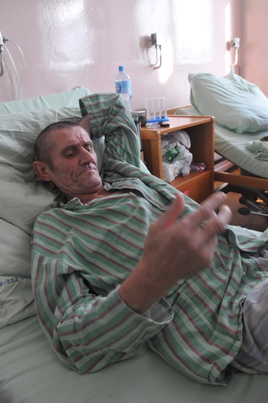 - Na oddziale jest ciepło i nie ma co narzekać - zapewniał wczoraj Zenon Nowaczyk, który leży na torakochirurgii od tygodnia