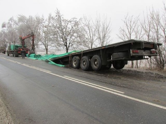 Między Parszowem a Wielką Wsią z samochodu - dłużycy zsunęło się przewożone drewno.