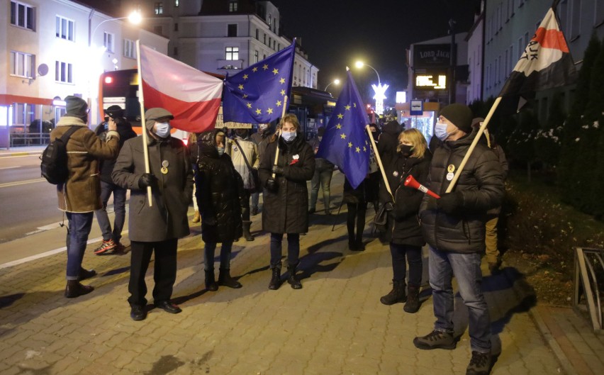 Kolejny strajk kobiet w Rzeszowie pod siedzibą Prawa i Sprawiedliwości [ZDJĘCIA]