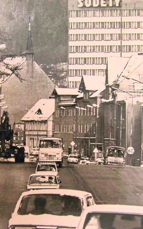 Wałbrzych. Ulica Armii Czerwonej w latach 80. XX wieku. Dziś to ulica Armii Krajowej